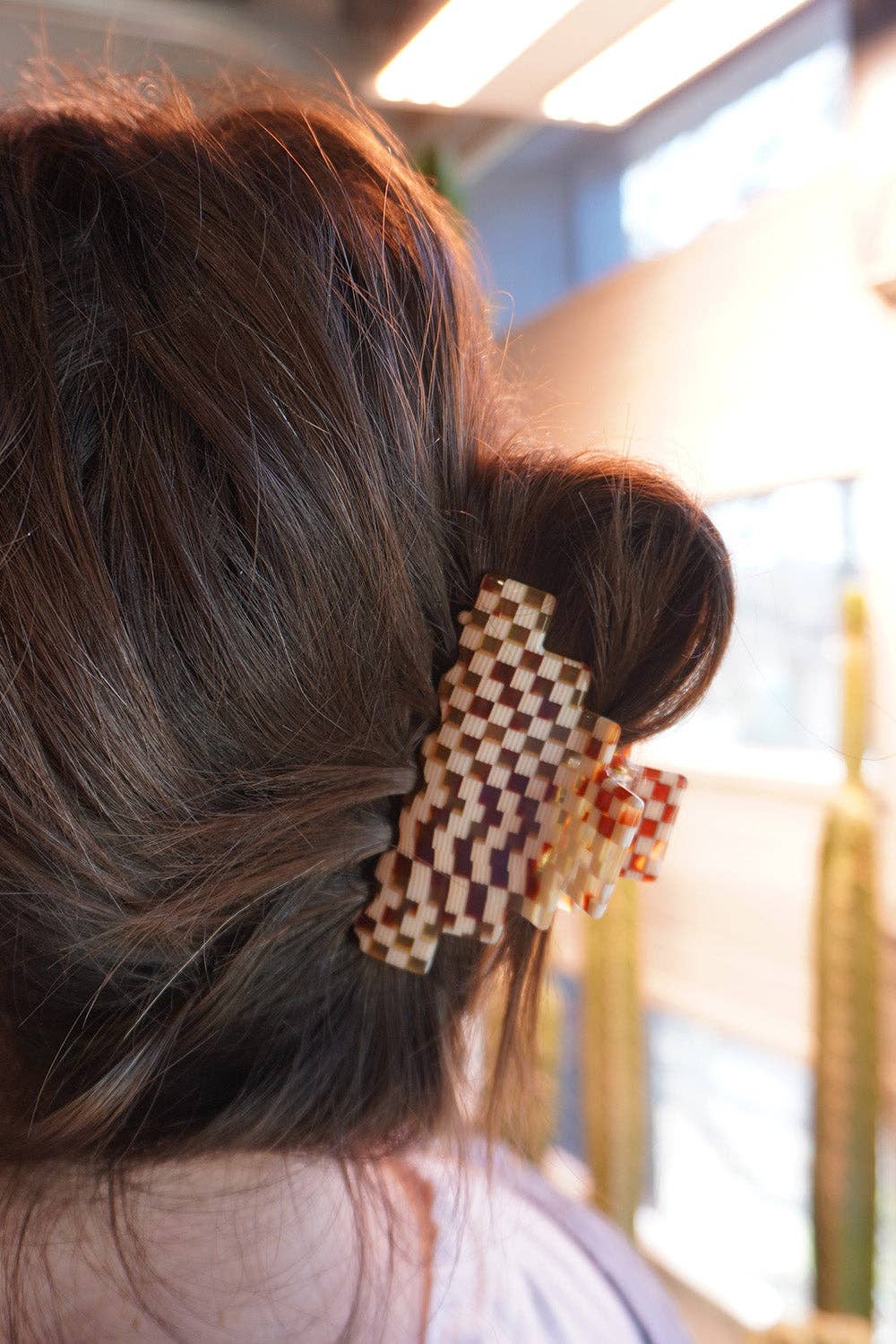 Pyramid hair-claw in ivory checkerboard