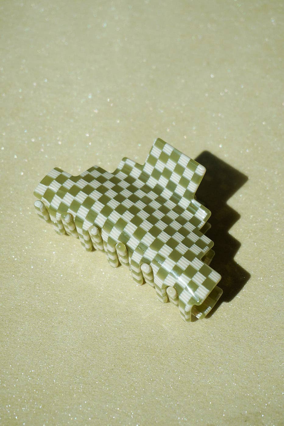 Pyramid hair-claw in green checkerboard