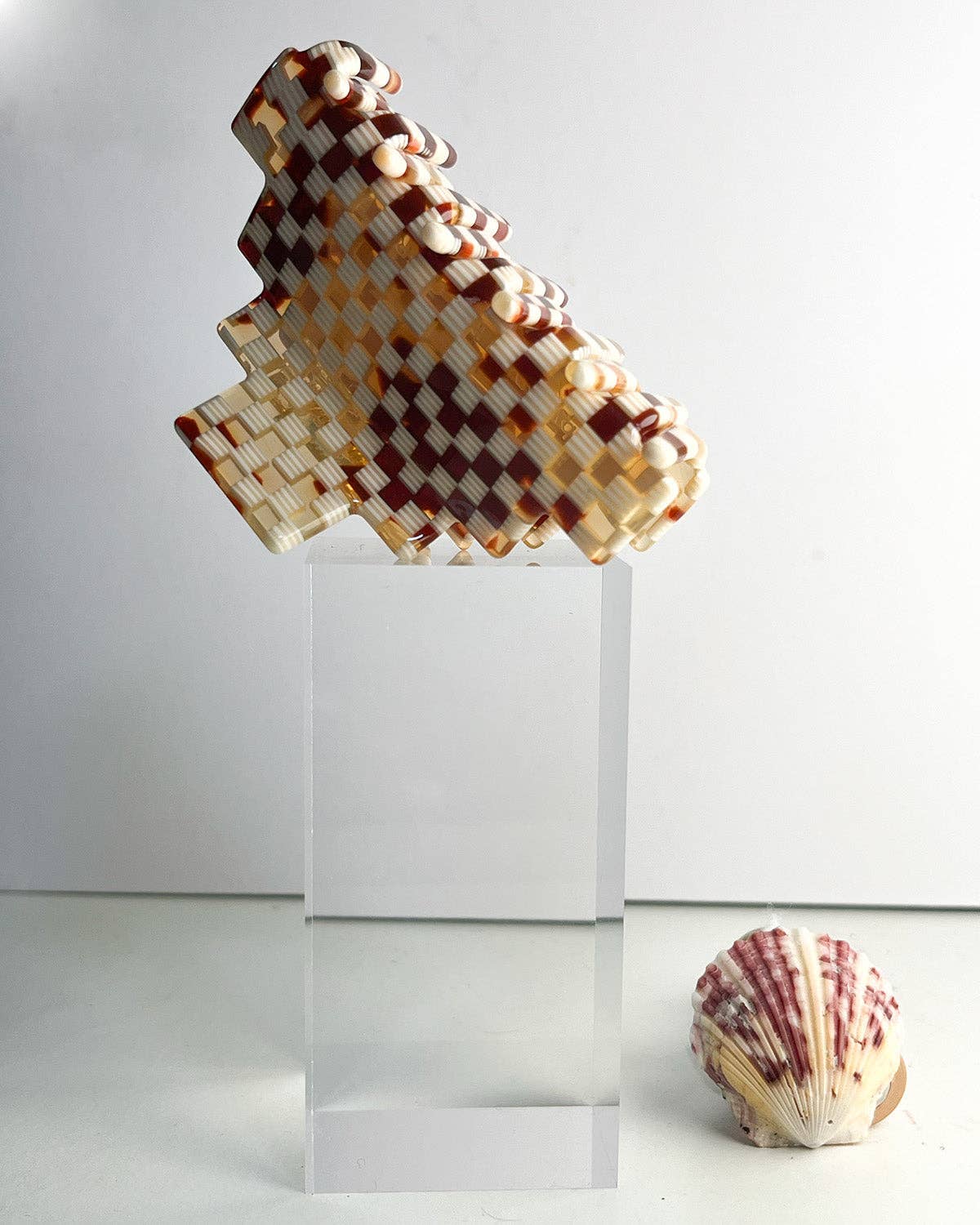 Pyramid hair-claw in ivory checkerboard