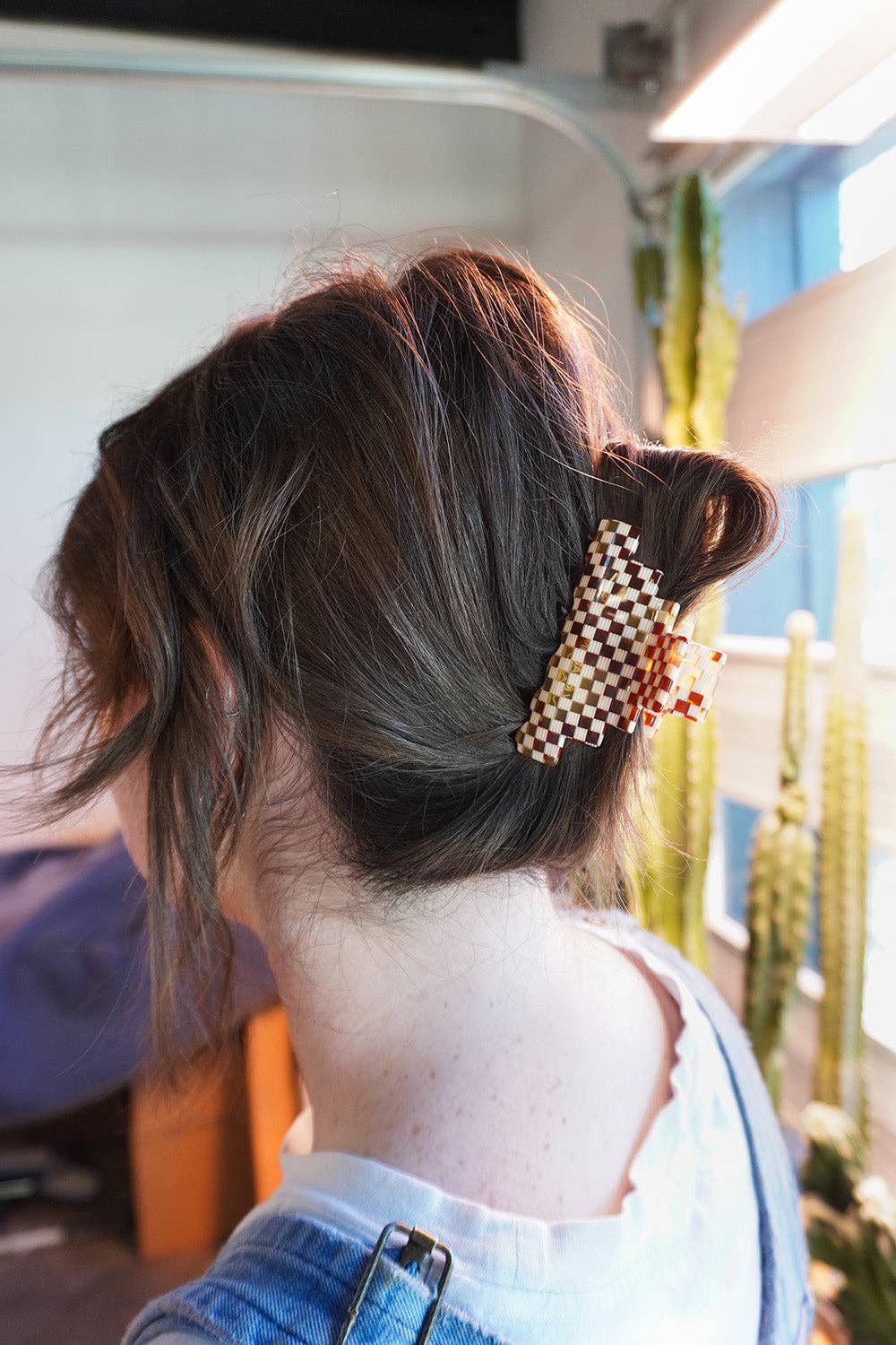Pyramid hair-claw in ivory checkerboard