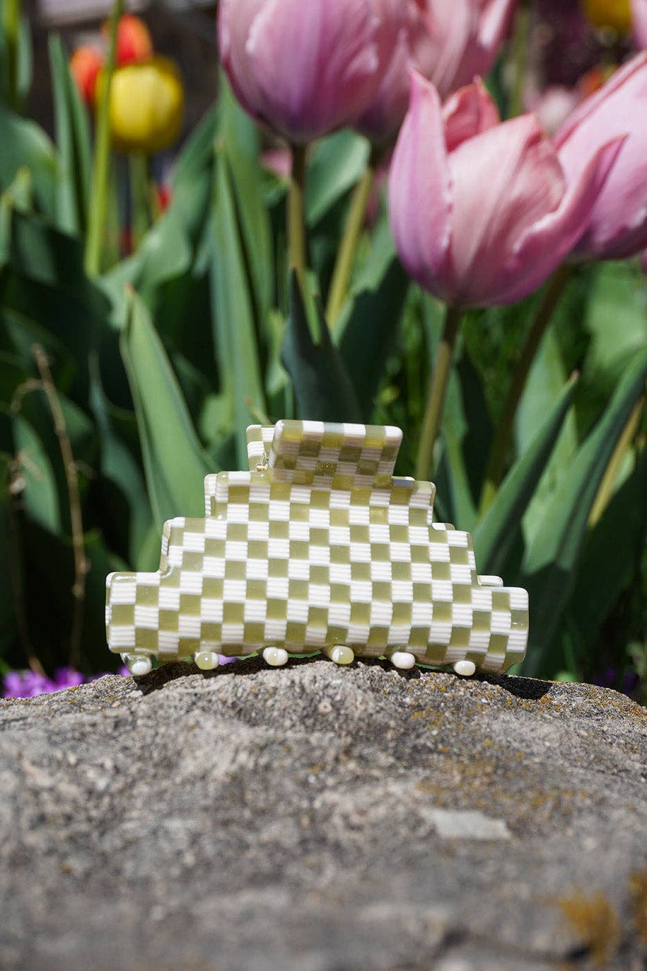 Pyramid hair-claw in green checkerboard
